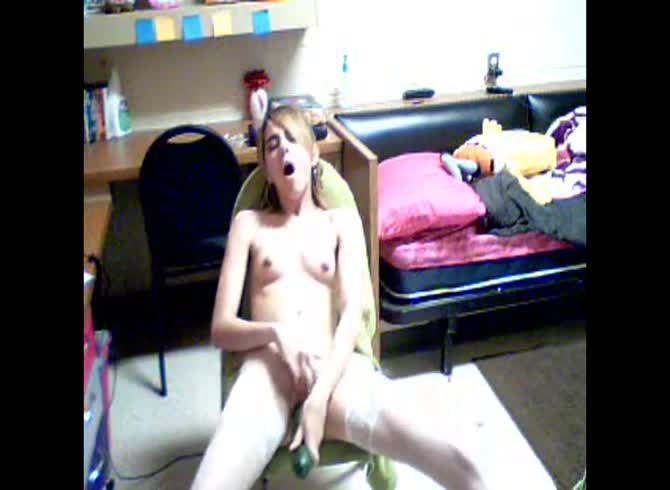 Video :Bored skinny teen masturbating her tight pussy on her gaming chair 